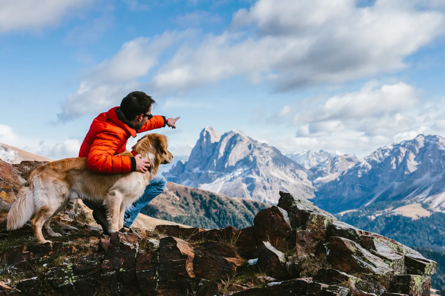Südeuropa bei Wanderkult - ein Mann und ein Hund